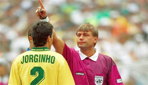 Puhl Sándor magyar játékvezető a brazil Jorginhóval szóváltásban az 1994-es vb-döntőben