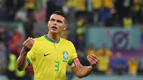A brazil csapatkapitány, Dunga emeli magasba a világbajnoki trófeát