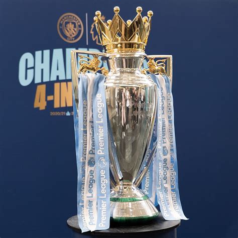 A Premier League logója és a bajnoki trófea