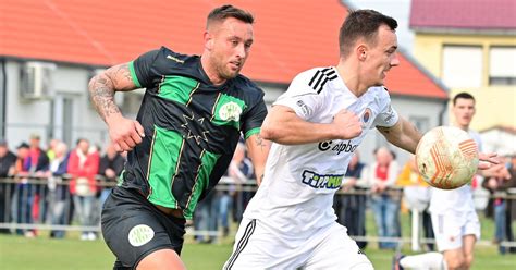 Futballpálya játékosokkal mérkőzés közben
