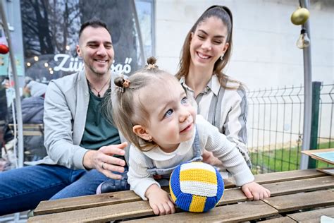 Nacsa Gábor interjú közben, röplabda háttérrel