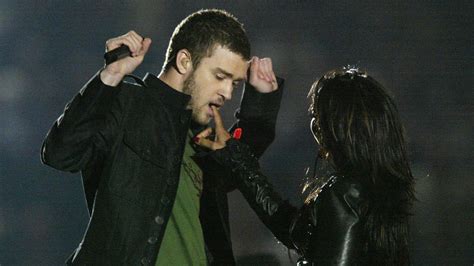 A 2004-es Super Bowl a pályán és azon kívül is emlékezetesre sikerült.