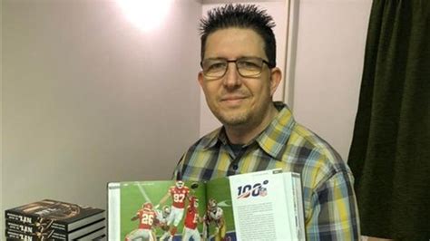 Faragó Richard kezében saját NFL-es könyvével.