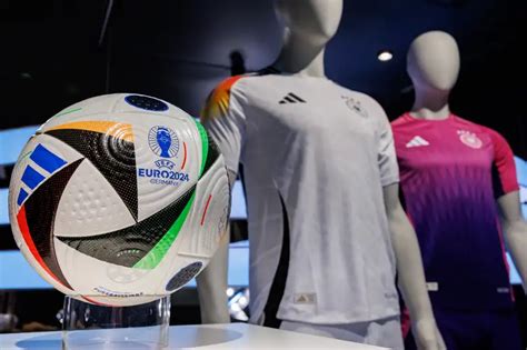 Az adidas Fussballiebe Pro, az EURO 2024 hivatalos labdája