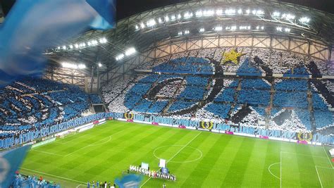 Olympique Marseille szurkolók a Stade Vélodrome-ban