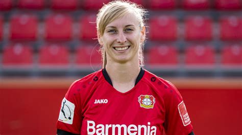 Csiszár Henrietta akcióban a Bayer Leverkusen mezében