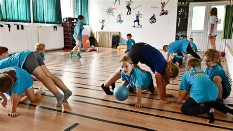 Gyerekek sportolnak edzőpólóban