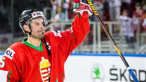 Zsitva Viktor portréja fiatal korában, jégkorong felszerelésben