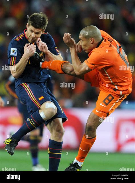 Nigel de Jong szabálytalansága Xabi Alonsoval szemben