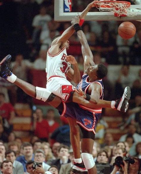 Scottie Pippen zsákol Patrick Ewing fölött
