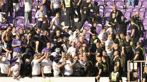 Újpest szurkolói próbálnak áttörni a kordonon