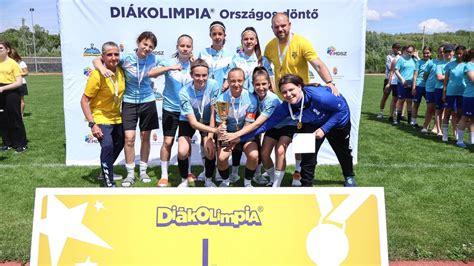 Általános iskolai lány focicsapat mérkőzés közben