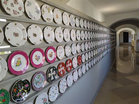 A Herendi Porcelánmanufaktúra épülete és logója