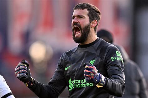 Alisson Becker ünneplés közben