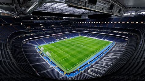 Egy nézőkkel teli futballstadion este