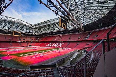 Az Ajax logója és a Johan Cruyff Arena