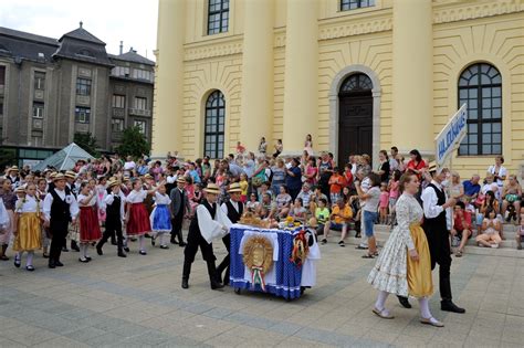 A Galiba Gyermekkarnevál felvonulása Debrecen belvárosában