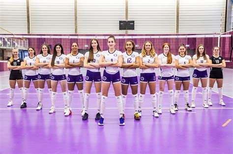Az Újpesti Dózsa röplabda csapata trófeával