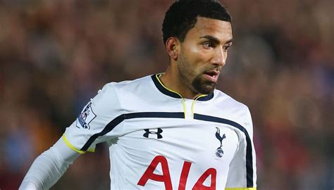 Aaron Lennon edzésen egy Spurs edzővel