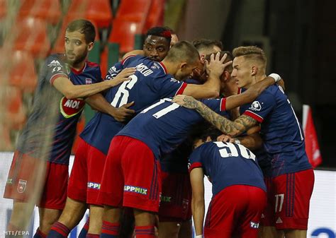 A Bologna játékosai ünnepelnek egy gólt