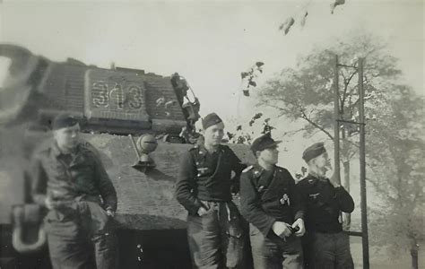 Herbert Brucker OSS hadnagy (balról a második) és csapata 1944-ben, Franciaországban, UD M42 géppisztolyokkal felszerelve.