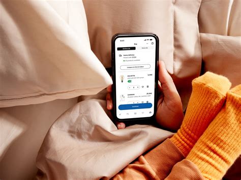 Mobiltelefon Sofascore alkalmazással futballmérkőzés közben