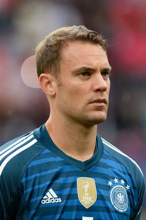 Manuel Neuer szivárványos karszalagban