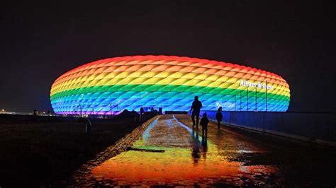 Müncheni Allianz Aréna szivárványos megvilágításban (illusztráció)