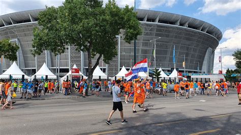 Futballstadion bejárat, szurkolók érkeznek