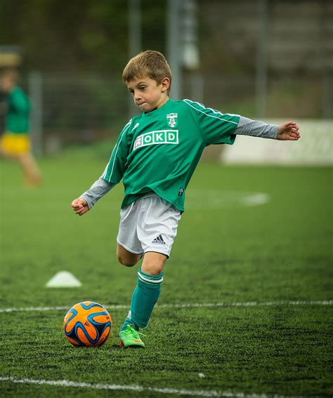 Diákolimpia logó és egy sportoló gyermek