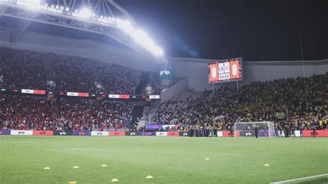 Dél-amerikai szurkolók egy stadionban