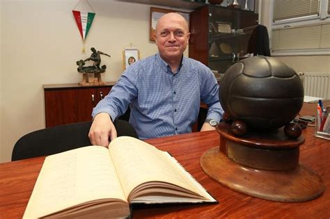 Lovász Tamás István, az MLSZ budapesti igazgatója az 1915-ös Vaslabdával