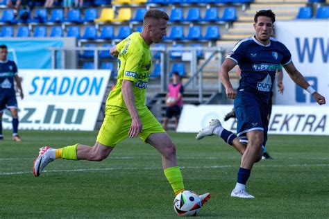 Két futballcsapat, a Tiszakécske és a Honvéd címerei