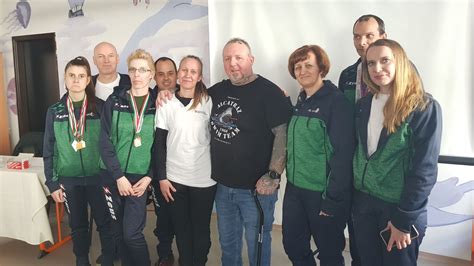Diákok segítik a Mosolysziget csoport tagjait a parasportnapon