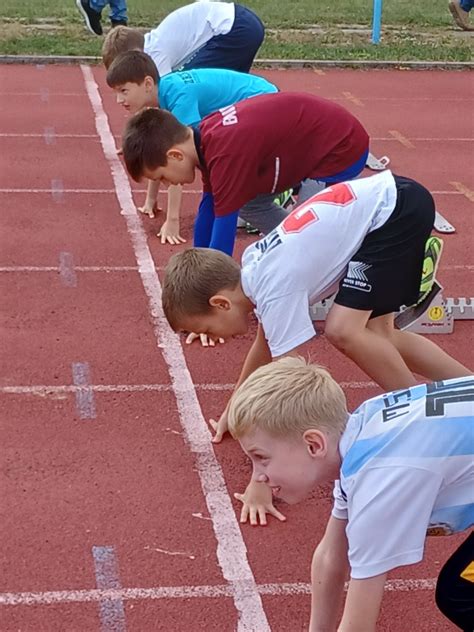Mosolygó gyermekek az atlétika versenyen