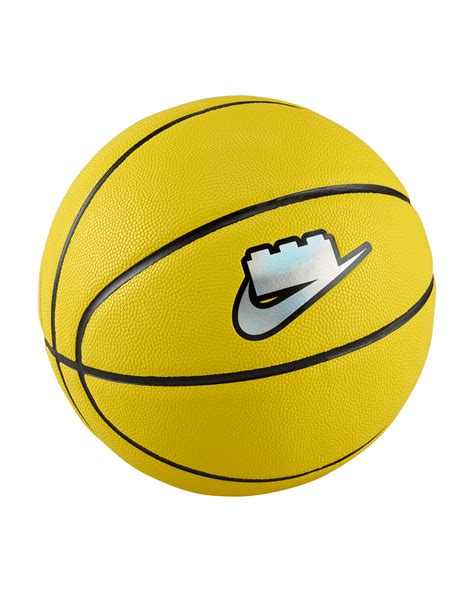 Nike kosárlabda a pályán, kiemelt tapadású felülettel