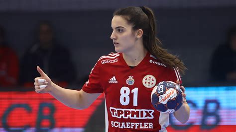 Szabó Nina a kézilabdapályán