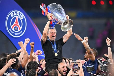 Luis Enrique, a Paris Saint-Germain edzője a kispadon, taktikai utasításokat ad