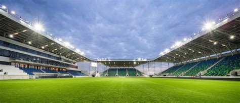 Grosics Gyula szobor a Szent Gellért Fórum előtt