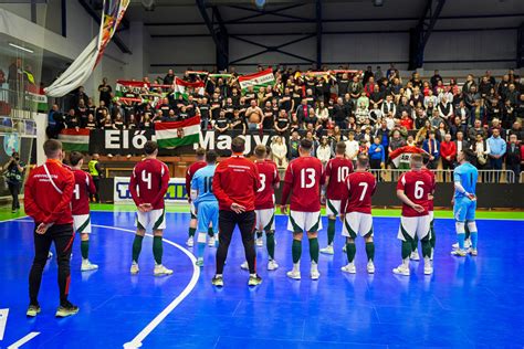 A magyar futsalválogatott játékosai gólt ünnepelnek