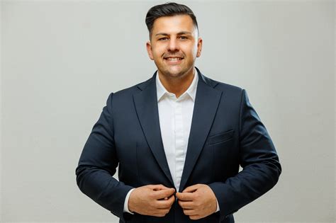 Gyermekek örömmel nézik a kivetített mesét a szobában