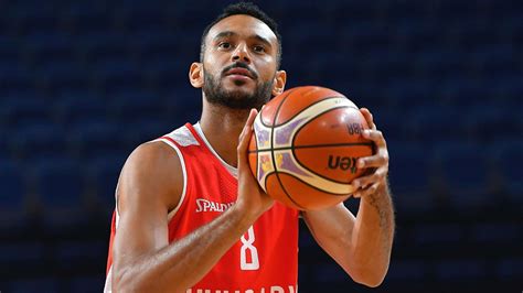 Hanga Ádám az Euroliga trófeájával