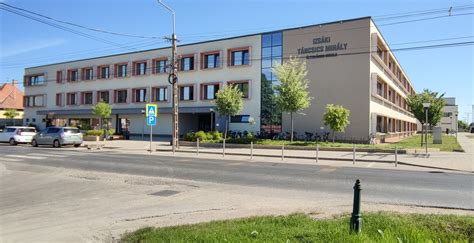 Az iskola modern tantermeinek és sportlétesítményeinek kollázsa