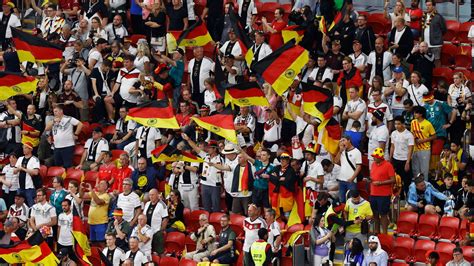 Német szurkolók a stadionban zászlókkal