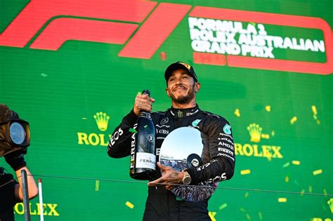 Lewis Hamilton átigazolása a Ferrarihoz 2025-ben