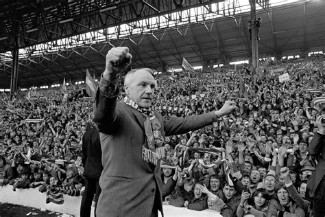 Bill Shankly szobra az Anfield Road előtt