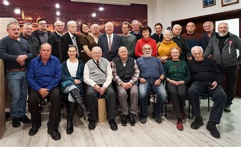 Csoportkép a jubiláló játékvezetőkről
