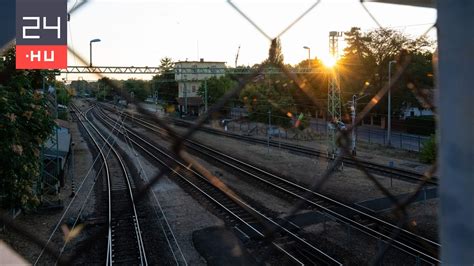 Cserejátékos belép a pályára a vonalon át