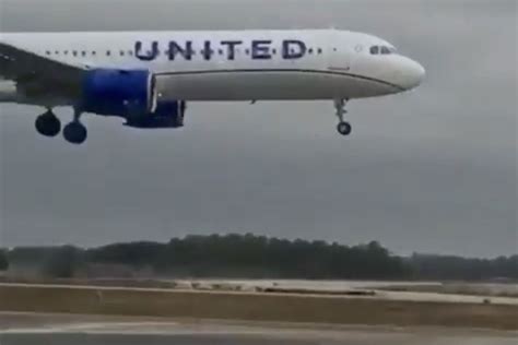 A United Airlines utasszállító repülőgépe leszállás közben