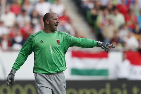 Király Gábor a magyar válogatottban ikonikus szürke melegítőnadrágjában 2004-ben